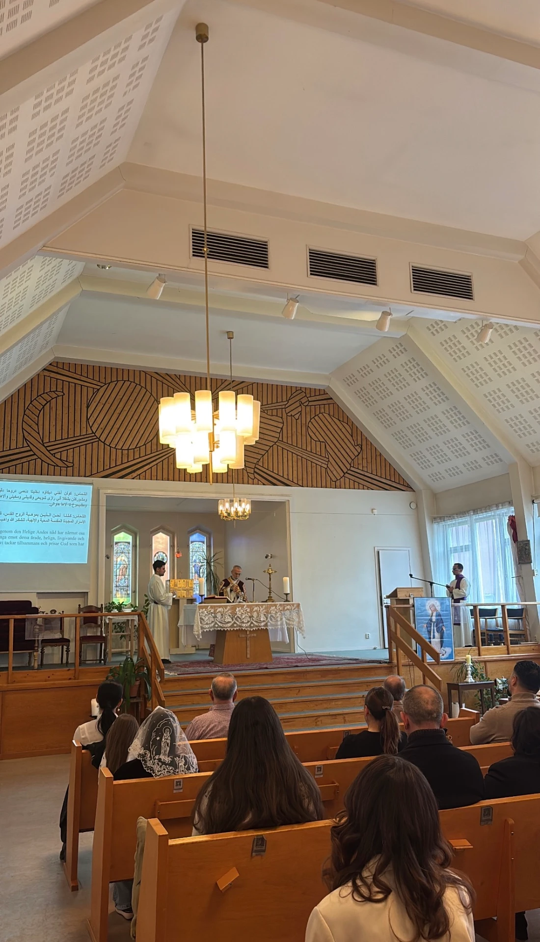 Ljus och böcker i kyrkan